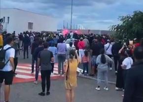 Străzile Parisului freamătă » Fanii lui PSG îl așteaptă pe Leo Messi la aeroport!