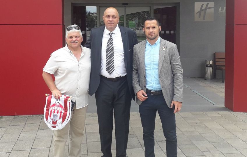 Attila Hadnagy (dreapta, 40 de ani), directorul general al covăsnenilor, cere sancțiuni aspre împotriva derapajelor xenofobe de pe stadioane