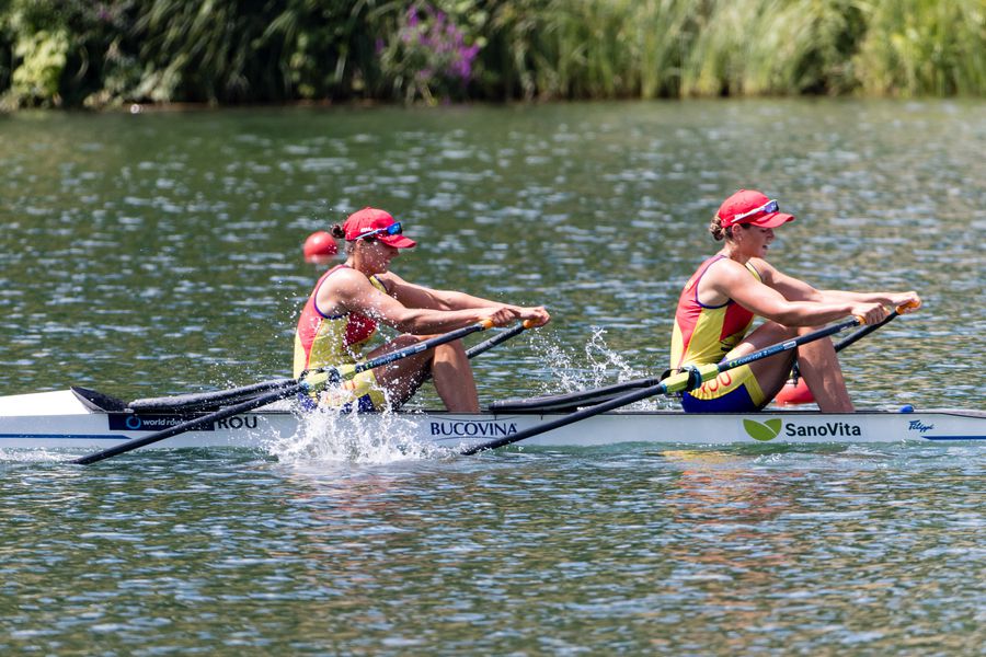 Ancuța Bodnar și Simona Radiș în timpul finalei de 2 vâsle de la Lucerna, pe care au câștigat-o detașat // FOTO EPA-Agerpres „E anul tatonării adversarilor” » Elisabeta Lipă anunță ce urmează pentru România la Europenele de canotaj de la Munchen