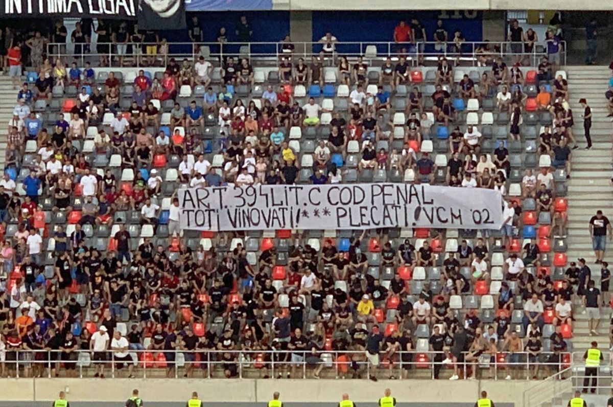 CSA Steaua - Metaloglobus / imagini cu atmosfera din stadion + bannerele ultrașilor din Peluza Sud