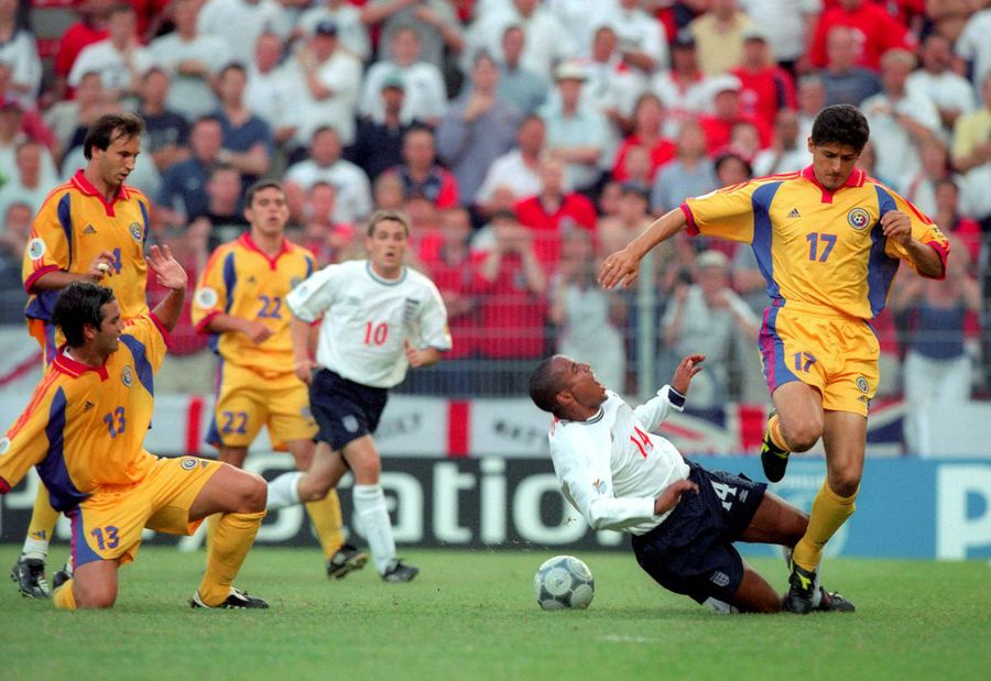 EPISODUL 8: România - Anglia 3-2, la EURO 2000. Contra i-a umilit pe Shearer și Owen, Mutu a jucat ca Hagi, iar Chivu și Belodedici au fost de top