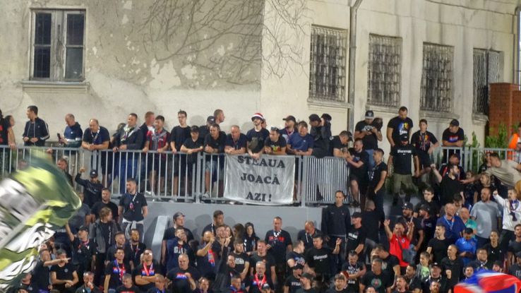 „Steaua joacă azi” scrie pe banner-ul nelipsit de la meciurile roș-albaștrilor / foto: GSP