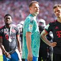 Manuel Neuer (stânga) nu mai poate lovi balonul cum trebuie. Foto: Imago Images