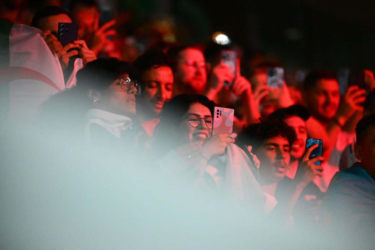 Imane i-a unit! Imagini spectaculoase surprinse de Gazeta în miez de noapte la Paris: sute de algerieni au celebrat pe străzi medalia de aur a noii eroine a țării: „Khelif, regina noastră!”