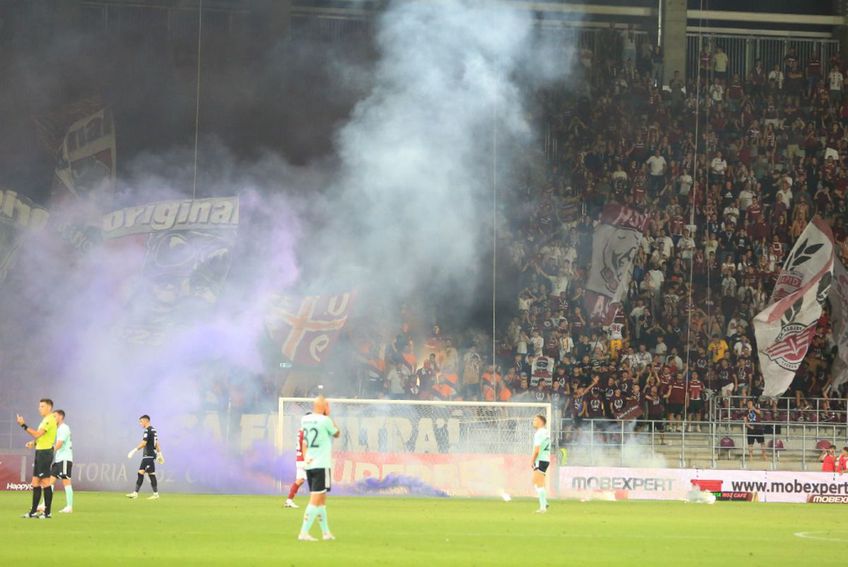 Ultrașii lui Rapid au aruncat cu mai multe torțe și fumigene pe teren la meciul cu Sepsi (2-2). Foto: Ionuț Iordache (GSP)