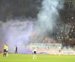 Ultrașii lui Rapid au aruncat cu mai multe torțe și fumigene pe teren la meciul cu Sepsi (2-2). Foto: Ionuț Iordache (GSP)