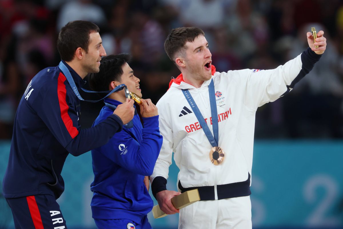 Un apartament de trei camere, peste 250.000 euro și consultații de colonoscopie » Medaliatul cu aur de la Jocurile Olimpice, divinizat în țara natală