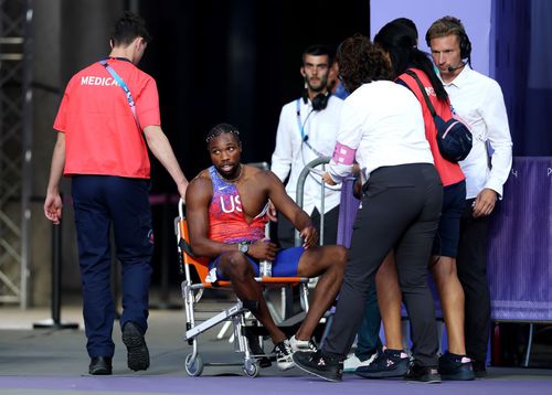 Noah Lyles (SUA), în scaun cu rotile, epuizat după cursa de 200 m de la Jocurile Olimpice de la Paris 2024 Foto: Getty Images