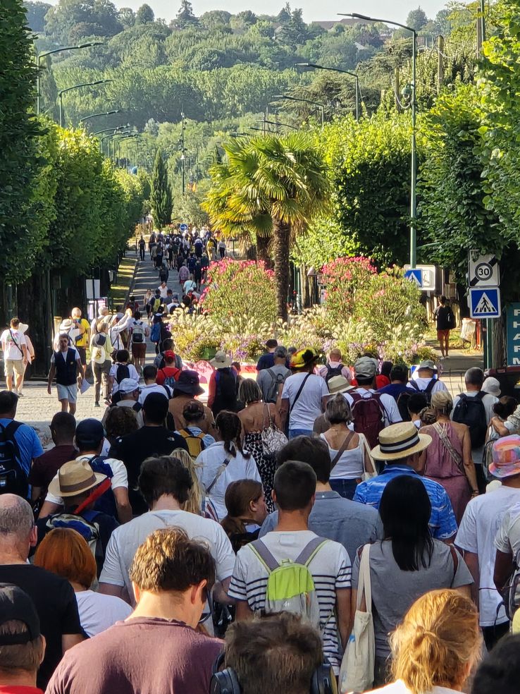 Mulțimea de spectatori de la Vaires-sur-Varnes FOTO Raed Krishan