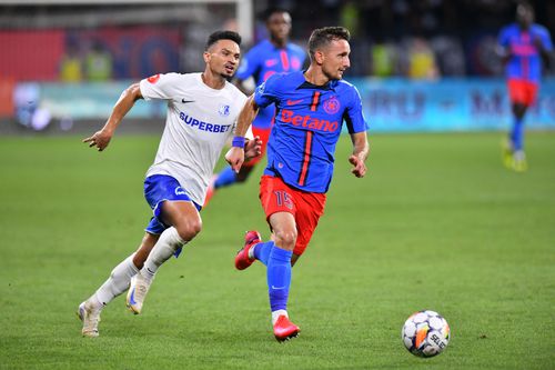 Cristi Ganea în duel cu marius Ștefănescu . FCSB - Farul, etapa #5 din Superliga/ foto: Cristi Preda (GSP)