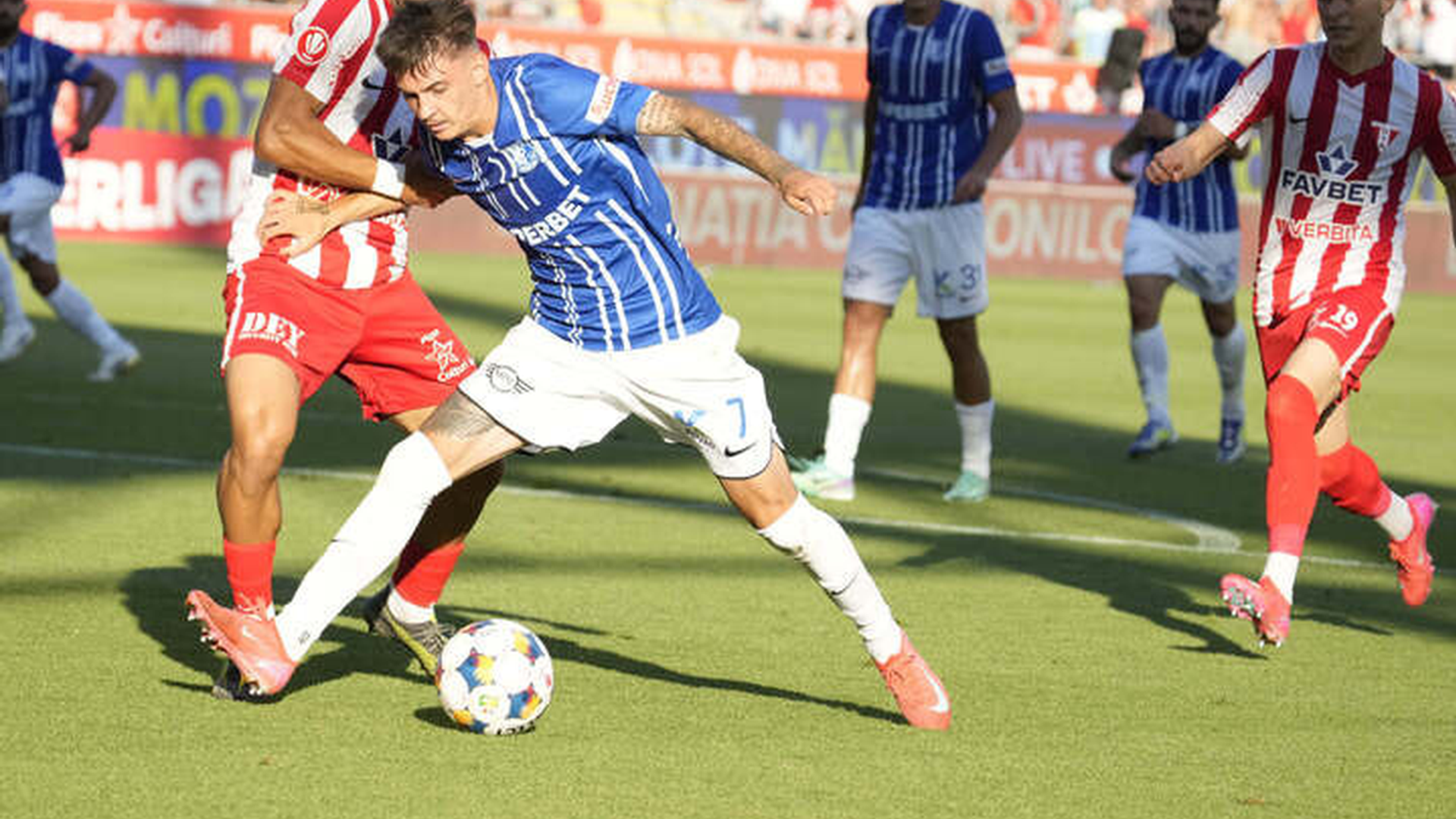 Formatiile probabile Farul UTA Arad pe teren, cu jucători în sistem 4-3-3 și 4-4-2, în contextul clasamentului Superligă actualizat. | sursa foto: Gazeta Sporturilor