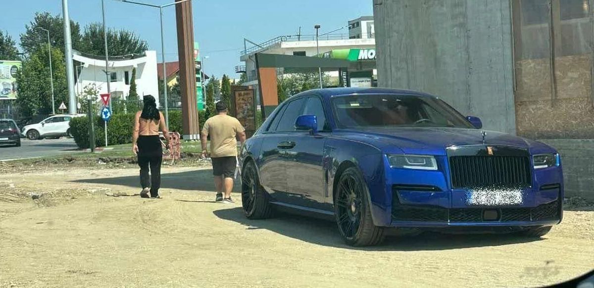 „Stallone de România”  » Gigi Becali a descins din Rolls cu un „turban”, la bustul gol