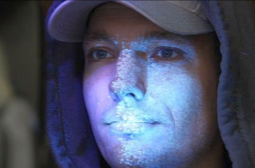 Cerneala invizibilă pulverizată pe fața și corpul hooligans poate fi vizualizată doar cu raze ultraviolete / Foto: X