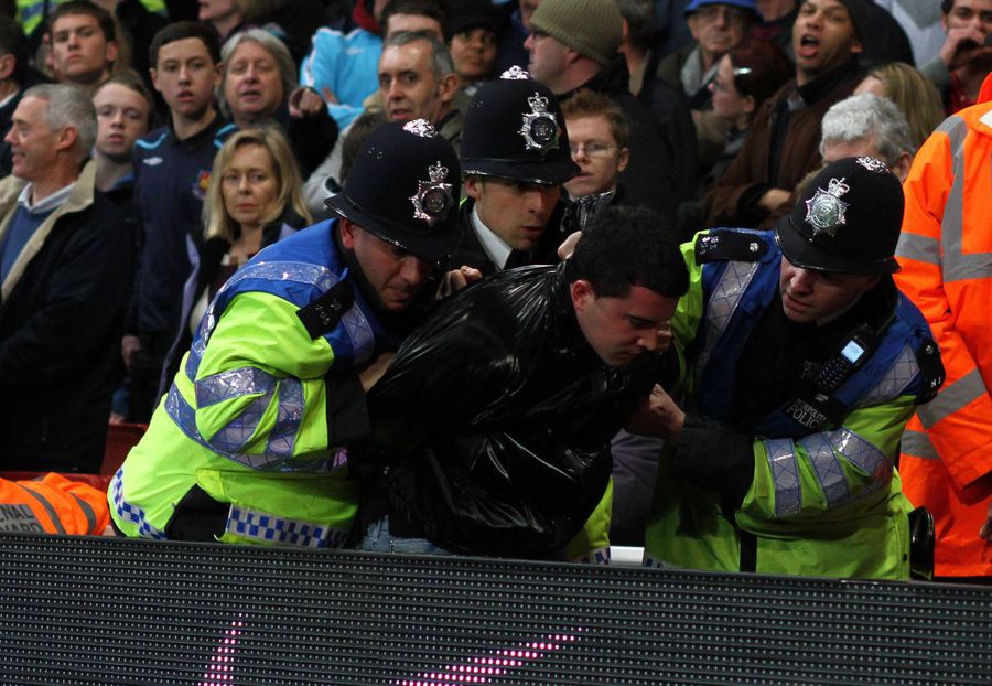 Armă high-tech pe stadioane » Din acest sezon, Poliția va folosi un spray special cu markeri ADN, testat pe infractori!