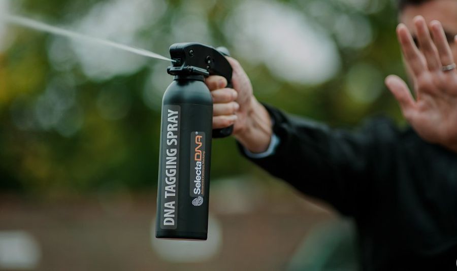 Armă high-tech pe stadioane » Din acest sezon, Poliția va folosi un spray special cu markeri ADN, testat pe infractori!