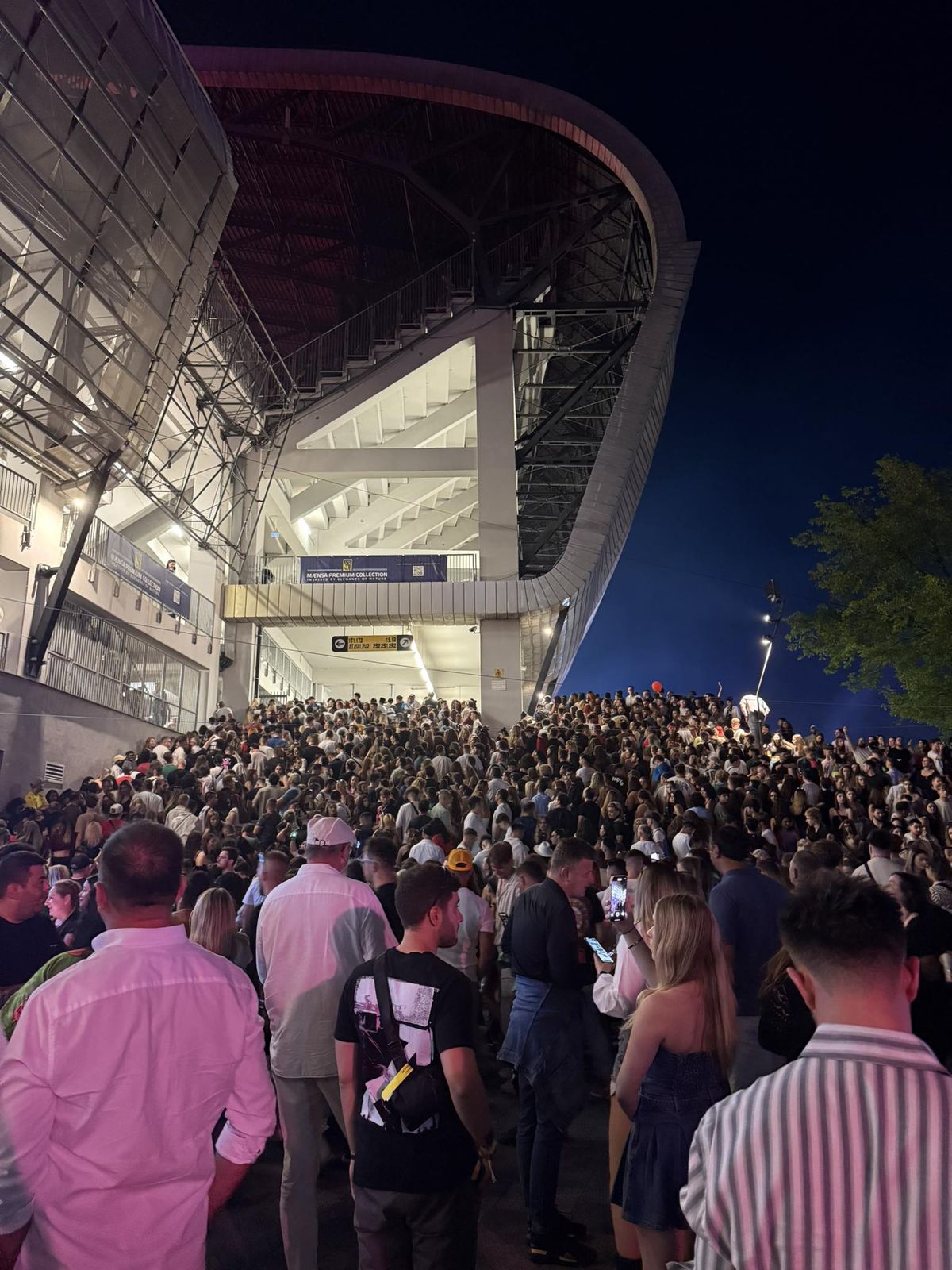 Nebunie, aseară, pe Cluj Arena » Au închis stadionul la Untold: fanii au răbufnit la porți