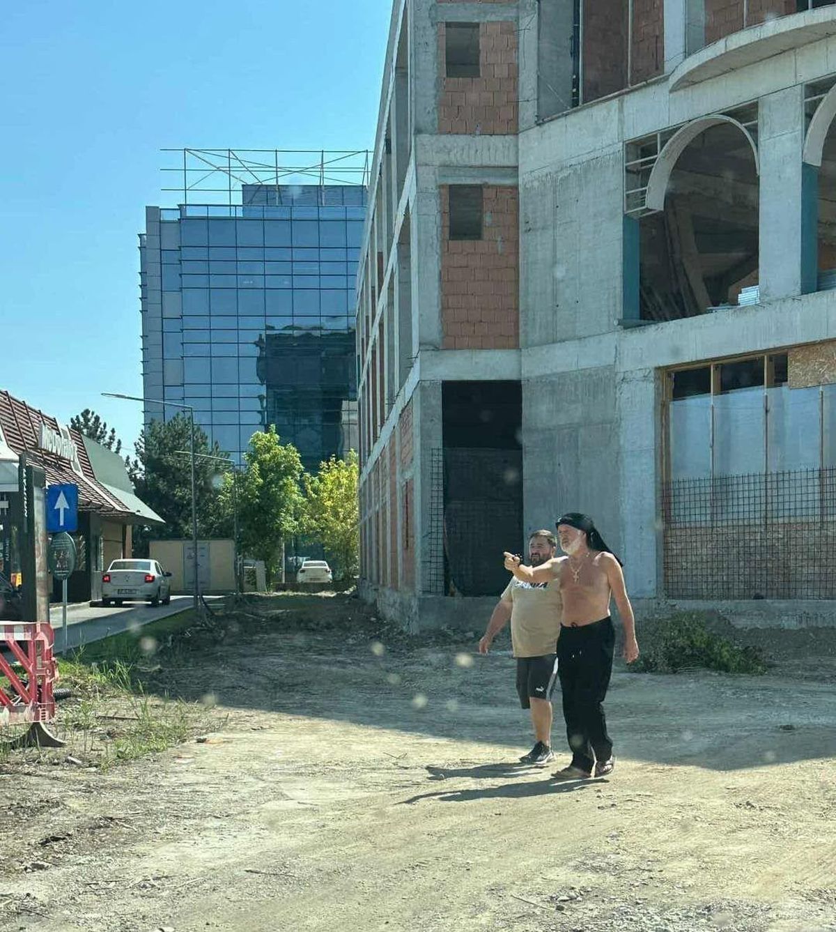 Gigi Becali, la bustul gol pe șantier