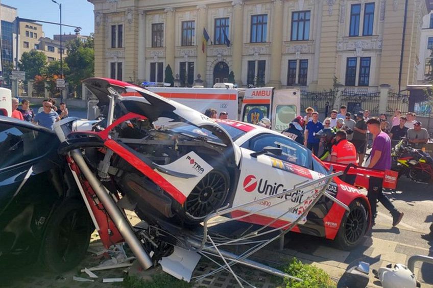 Mașina lui Marco Leu a fost grav avariată // foto: renașterea.ro