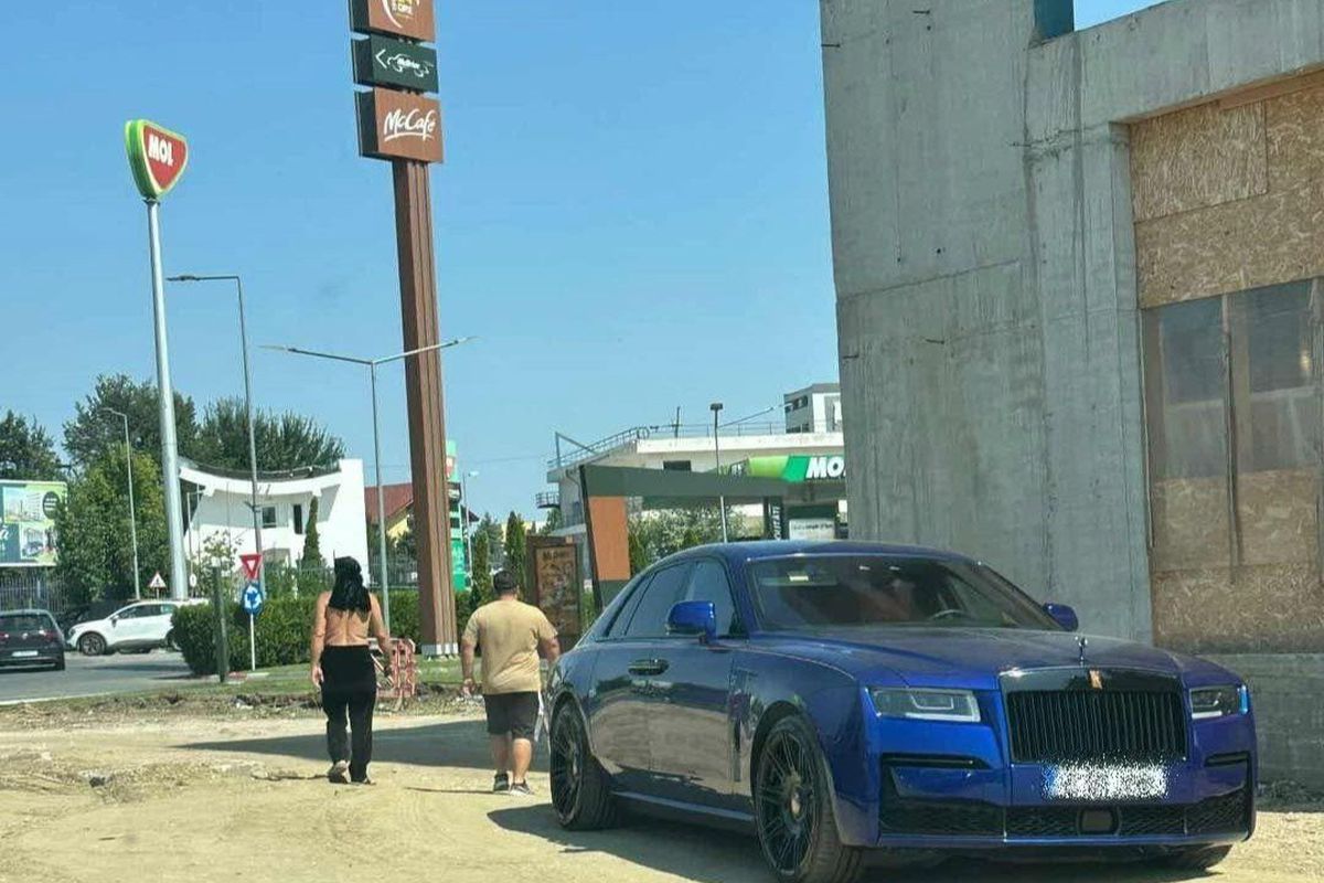 „Stallone de România”  » Gigi Becali a descins din Rolls cu un „turban”, la bustul gol