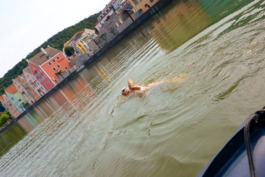 Românul Avram Iancu a devenit primul om care a înotat 4.448 de kilometri, de la Marea Nordului la Marea Neagră, fără costum de neopren/ foto: Facebook