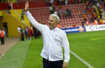 Marius Șumudică, impresionat de fanii din Turcia: „Mă opresc pe stradă și îmi pupă mâna. Îmi era și rușine! Am crezut că unul vrea să-mi ia brățara”