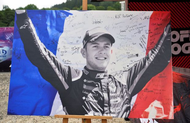 Editorial de Luminița Paul » Tristețe și pasiune după moartea lui Anthoine Hubert: „Accidentul l-a făcut pe Ricciardo să reflecteze asupra riscurilor de pe pistă”