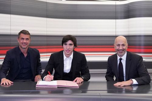 Sandro Tonali a fost împrumutat de AC Milan de la Brescia // foto: acmilan.com