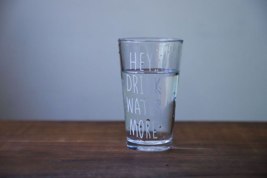 Cum te ajută un dozator de apă să te hidratezi corect, după un antrenament acasă?