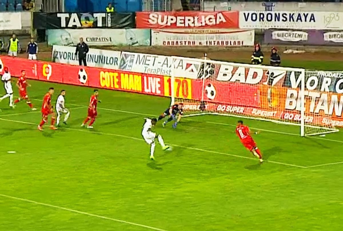 Fază hilară în Botoșani - UTA » A ratat cu poarta goală, apoi a marcat într-un mod incredibil