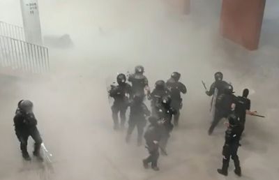 Imagini șocante de la bătaia dintre ultrașii Stelei și jandarmi » Forțele de ordine înghesuite și lovite cu scaune, garduri și extinctoare