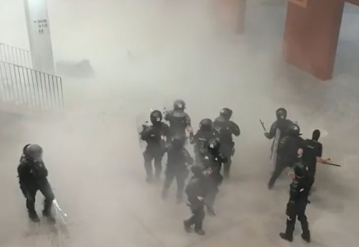 Imagini șocante de la bătaia dintre ultrașii Stelei și jandarmi » Forțele de ordine înghesuite și lovite cu scaune, garduri și extinctoare