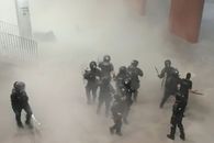 Imagini șocante de la bătaia dintre ultrașii Stelei și jandarmi » Forțele de ordine înghesuite și lovite cu scaune, garduri și extinctoare