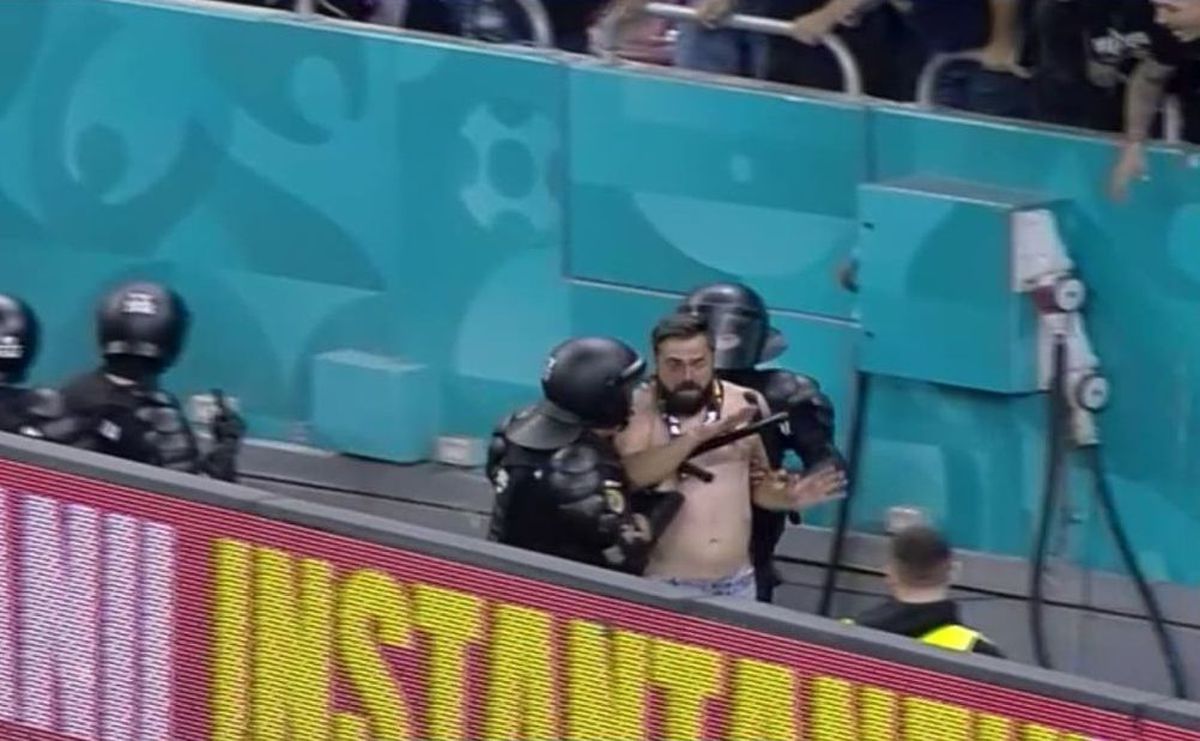 Previziune sumbră după scenele șocante de la Dinamo - Steaua: „Dacă nu se oprește sălbăticia asta, vor fi și morți”