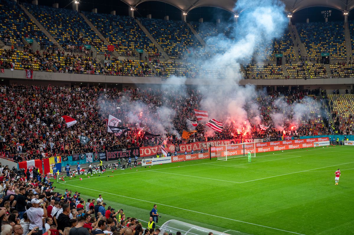 Spectacol de Liga 1 în Dinamo - Steaua » Scenografii impresionante + mesaje acide