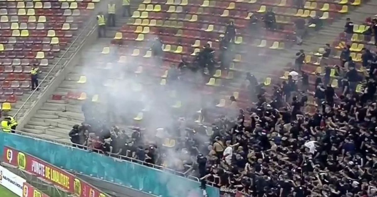 Scandal la Dinamo - Steaua! Bătaie între ultrași și jandarmi