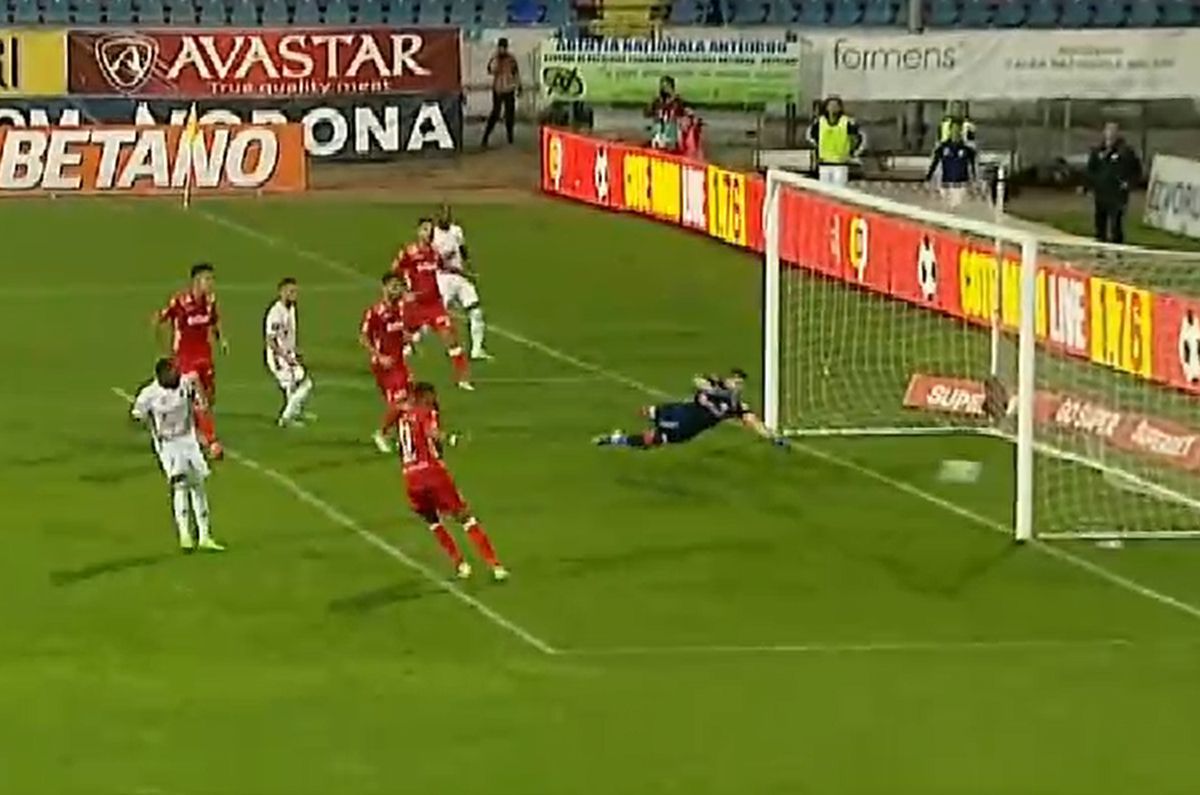 Fază hilară în Botoșani - UTA » A ratat cu poarta goală, apoi a marcat într-un mod incredibil