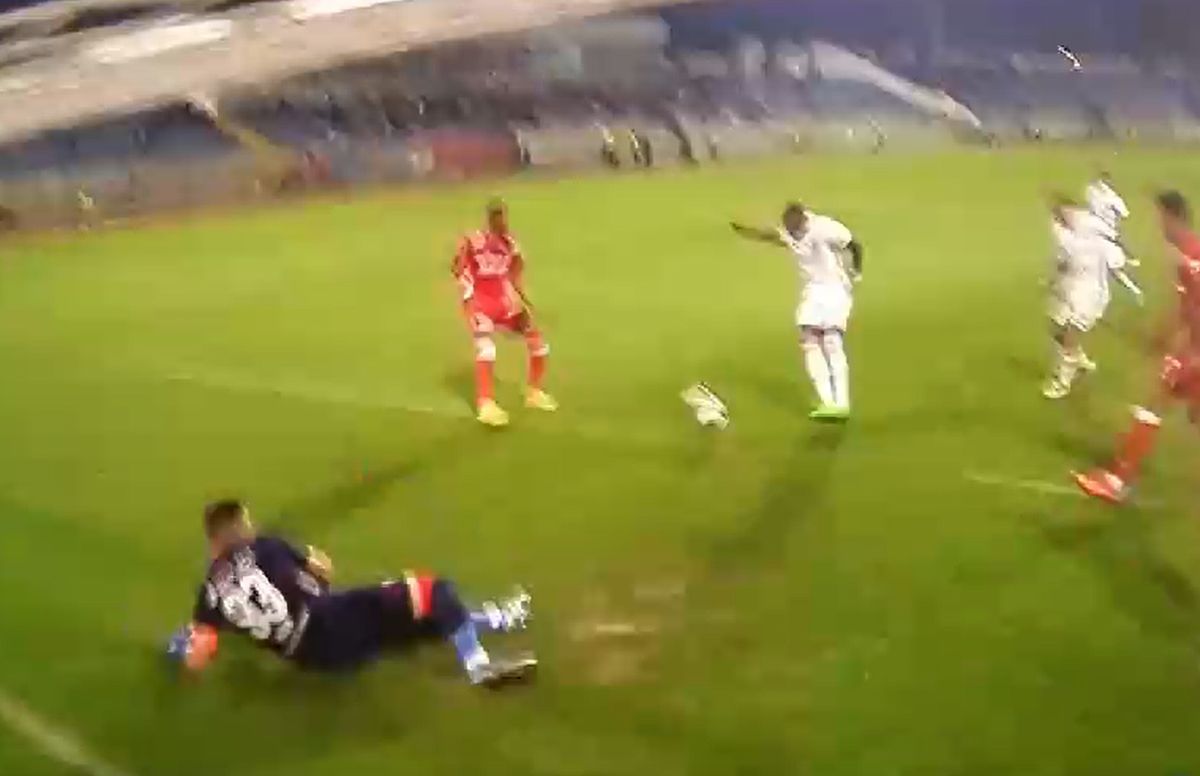 Fază hilară în Botoșani - UTA » A ratat cu poarta goală, apoi a marcat într-un mod incredibil