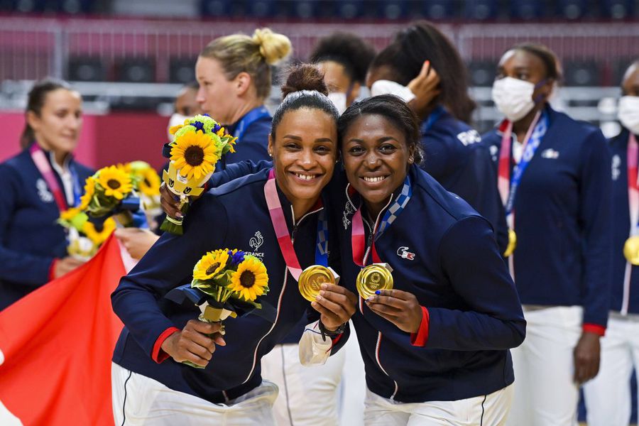 Împreună cu Allison Pineau și cu medaliile de aur de la Tokyo la gât // FOTO: Imago Images Interviu cuprinzător cu cea mai importantă jucătoare transferată de CSM în ultimii 5 ani: „Vreau Liga, de asta am semnat!”