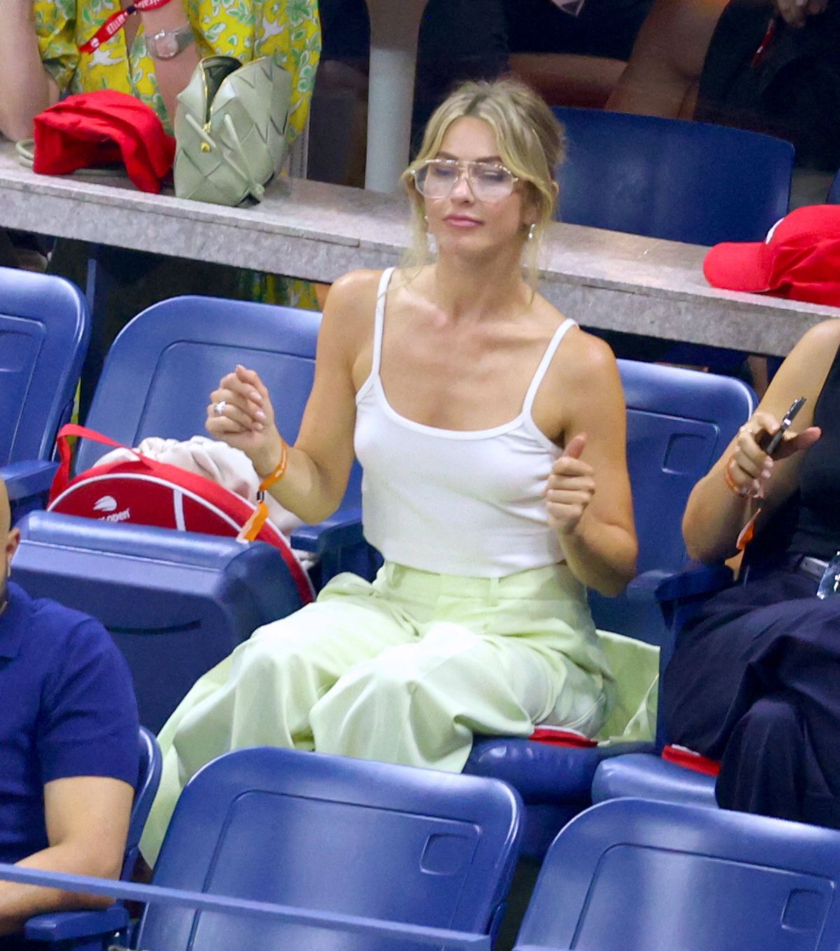 Divele în alb de la US Open! S-au făcut remarcate imediat în tribune, iar fotografii le-au pozat în cele mai neașteptate ipostaze