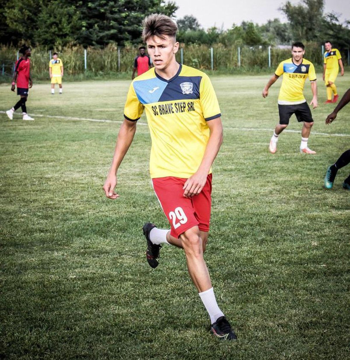 Cine e înlocuitorul lui Dugandzic la Rapid » Poveste uluitoare: acum un an juca în Liga 4 și nu făcea antrenamente