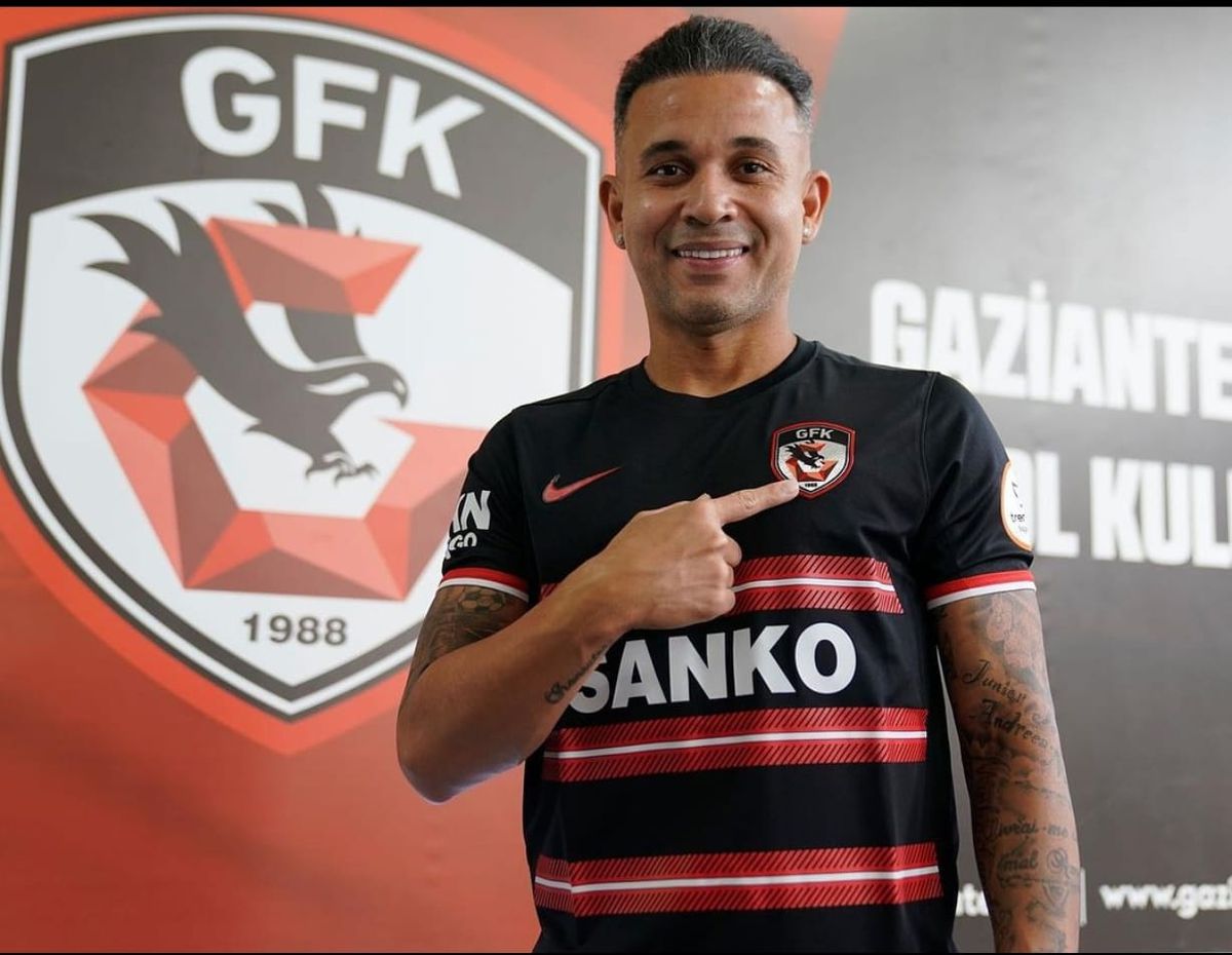 A plecat de la Rapid și a semnat azi cu noua echipă a lui Șumudică: „Mulțumim, Boss!”