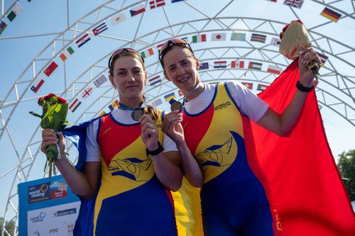 Campionatele Mondiale de Canotaj. Prima zi din cele două în care la Belgrad, sub un soare arzător, se dispută multe finale în probe olimpice. Deja de la întâia încercare tricolorul a ajuns să fie înălțat pe catarg în dreptul bronzului.