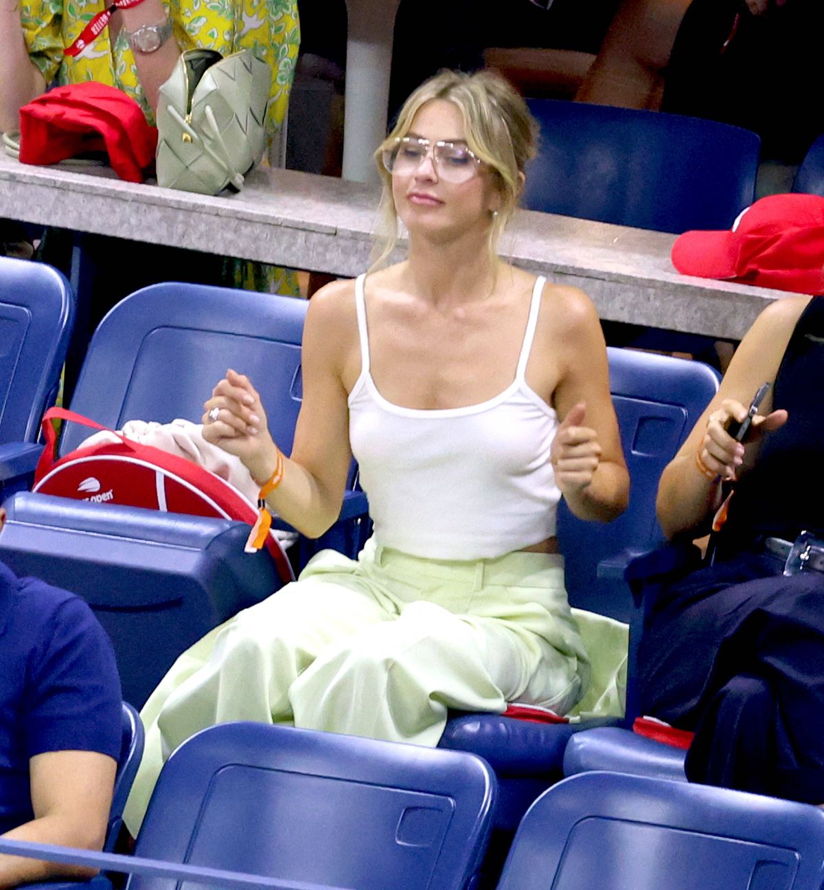 Divele în alb de la US Open! S-au făcut remarcate imediat în tribune, iar fotografii le-au pozat în cele mai neașteptate ipostaze