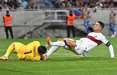 Cristiano Ronaldo, iertat de eliminare în victoria cu Slovacia » Căpitanul Portugaliei l-a lovit cu piciorul în cap pe portarul Dubravka