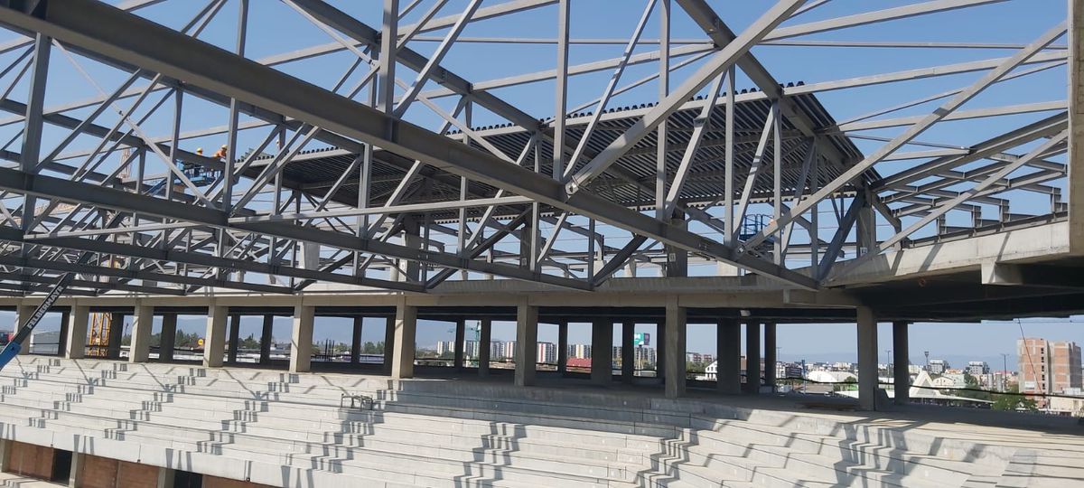 Lucrările avansează la Polivalenta de 72 de milioane de euro și 10.075 de locuri: „Dacă păstrăm ritmul, o finalizăm la termen”