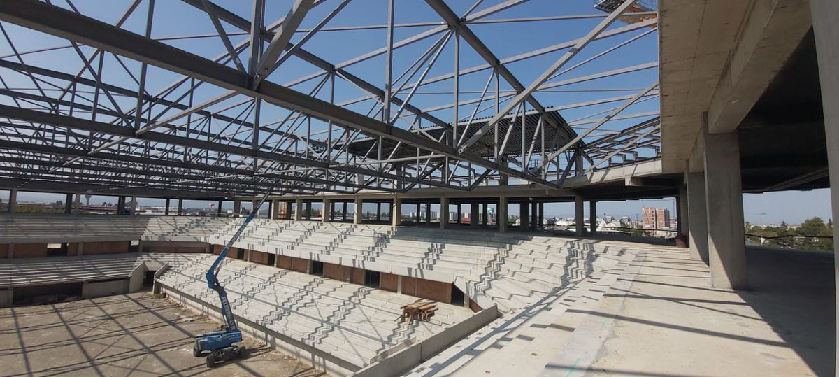 Lucrările avansează la Polivalenta de 72 de milioane de euro și 10.075 de locuri: „Dacă păstrăm ritmul, o finalizăm la termen”