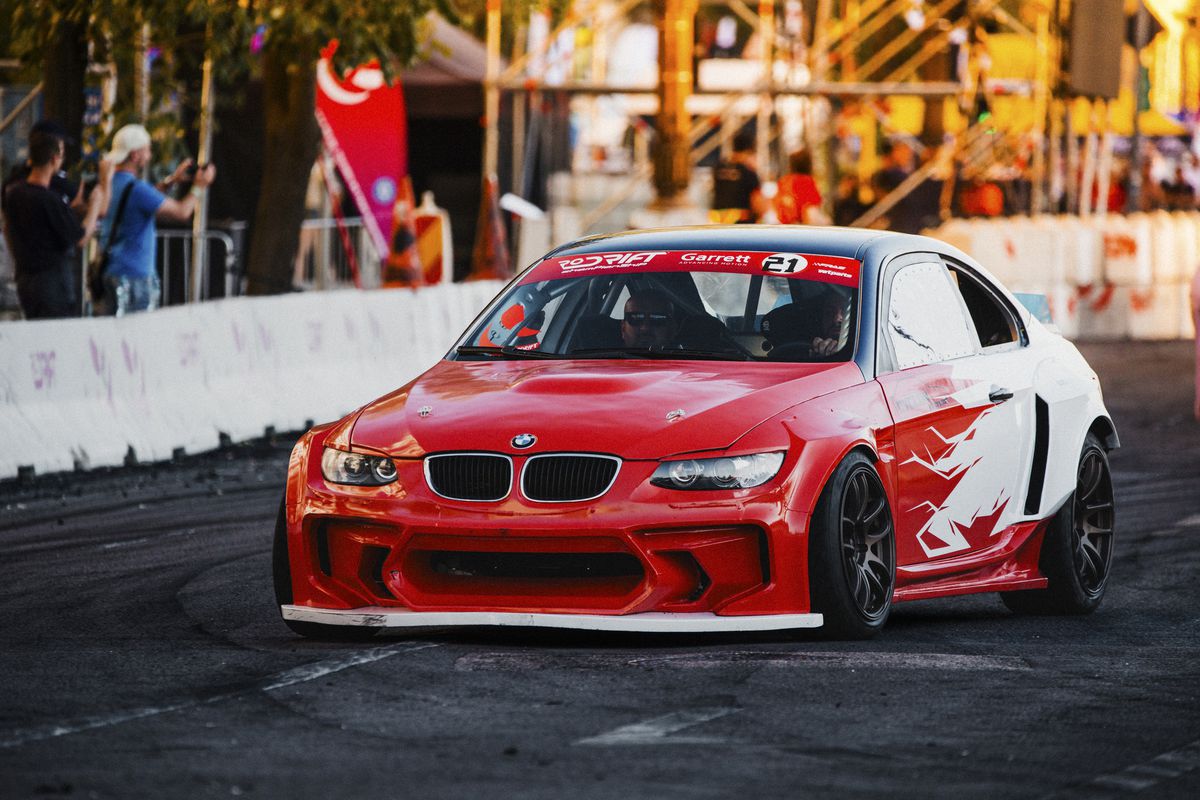 Imagini incendiare de la Campionatul Național de Drift: mașini de 900 de cai, camioane de 6 tone și puștiul-minune de 9 ani!