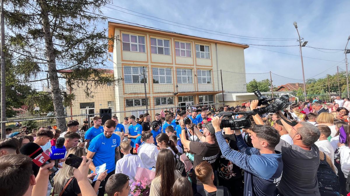 Fotbaliștii Universității Craiova au fost prezenți la deschiderea noului an școlar