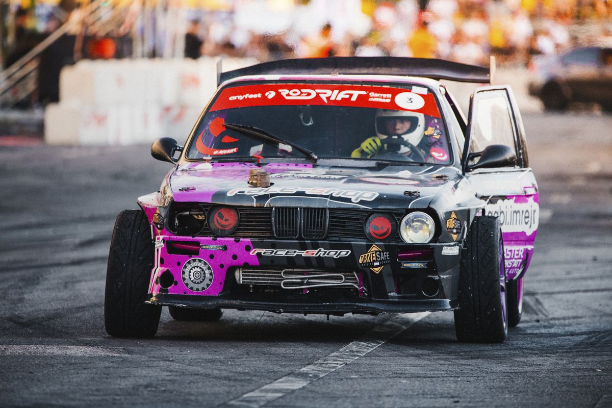 Imagini incendiare de la Campionatul Național de Drift: mașini de 900 de cai, camioane de 6 tone și puștiul-minune de 9 ani!