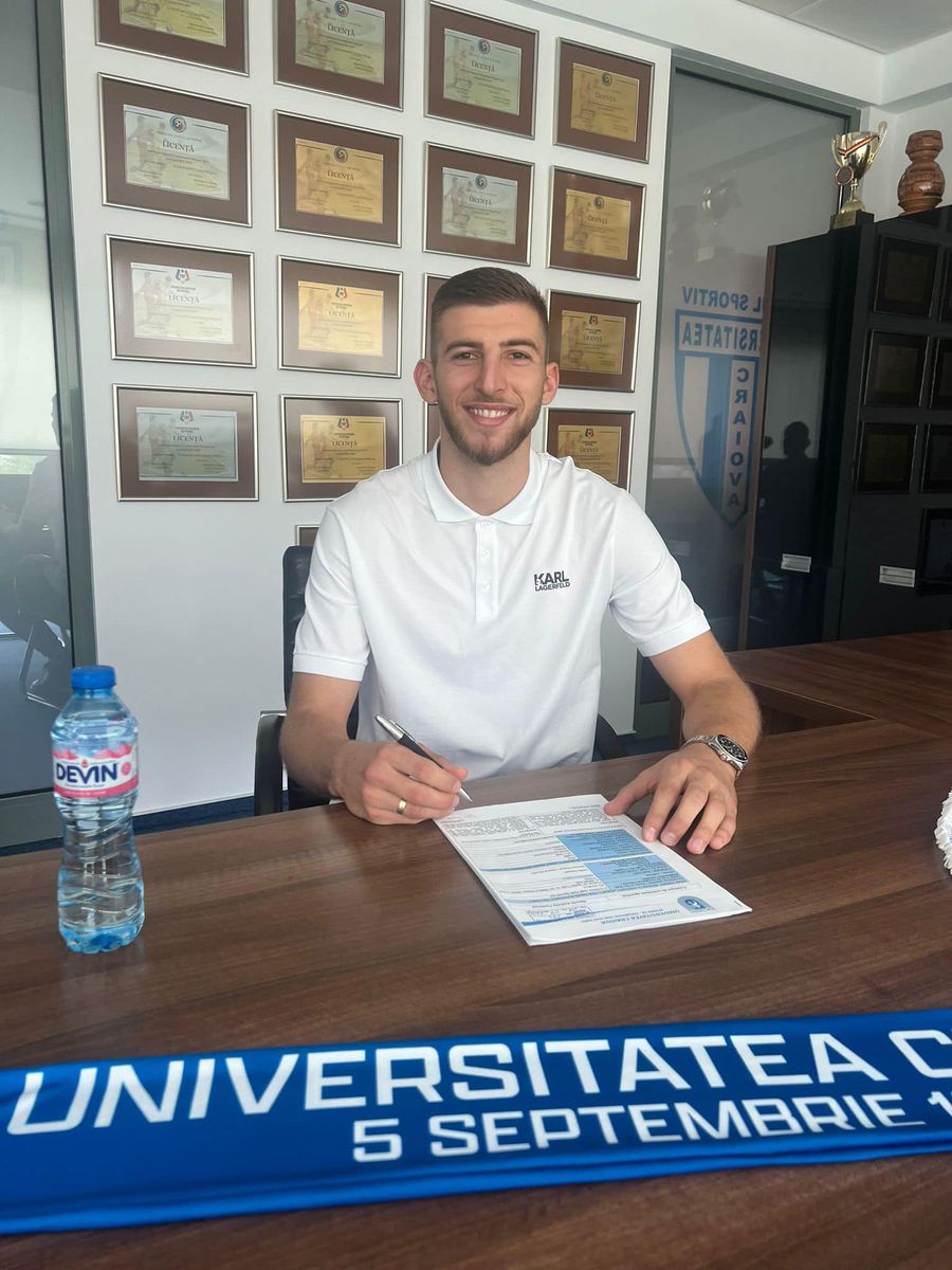 Jovo Lukic, prezentat la Universitatea Craiova, foto: Facebook Universitatea Craiova Universitatea Craiova și-a prezentat noul atacant! Urmează Cicâldău?! » „Prima veste bună a zilei”